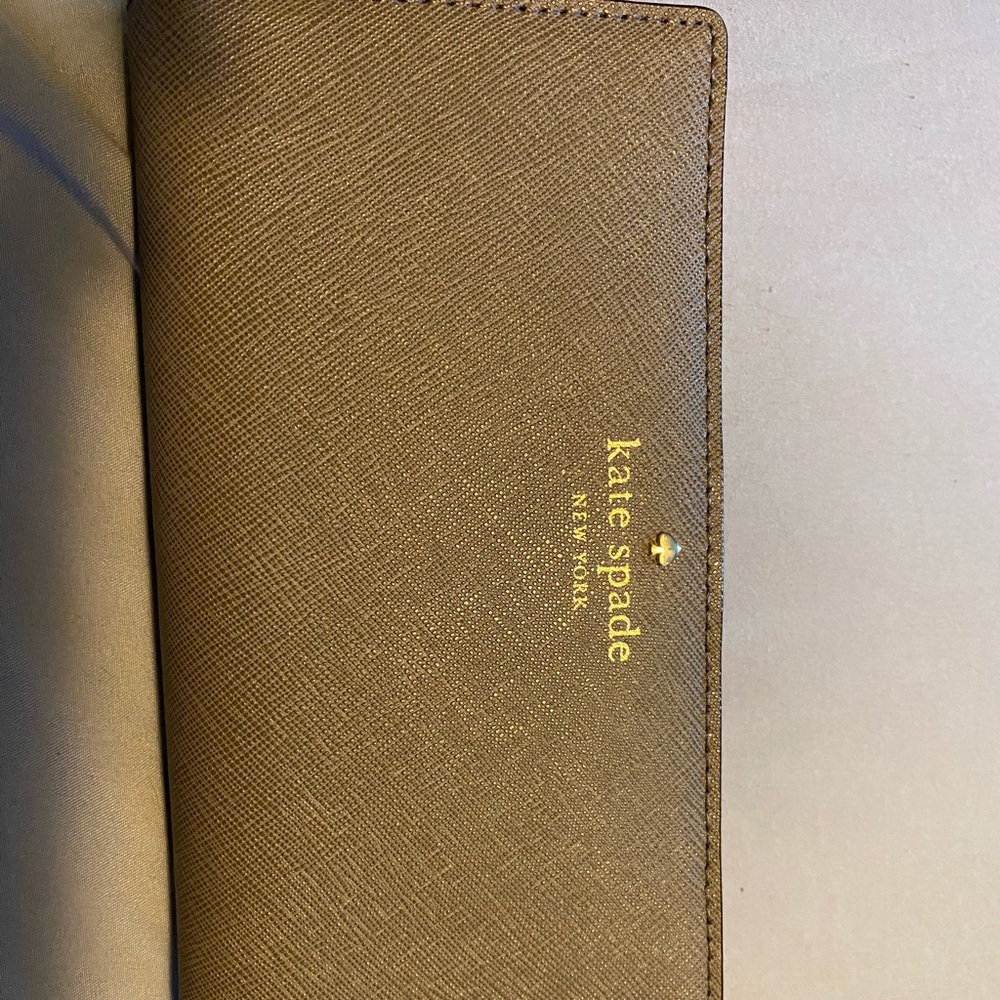 Kate Spade no-fold wallet. In like new condition.